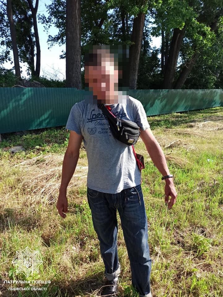 Біля Львова чоловік шматком скла розчленував собаку. Фото поліції