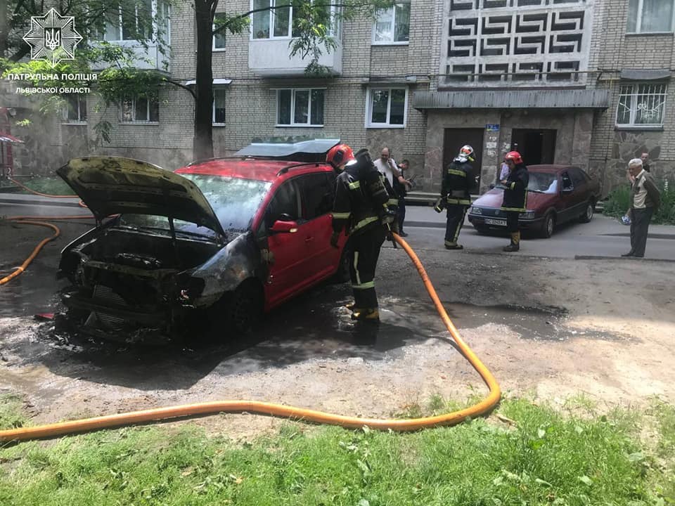 На Сихові горіли два автомобілі. Фото поліції