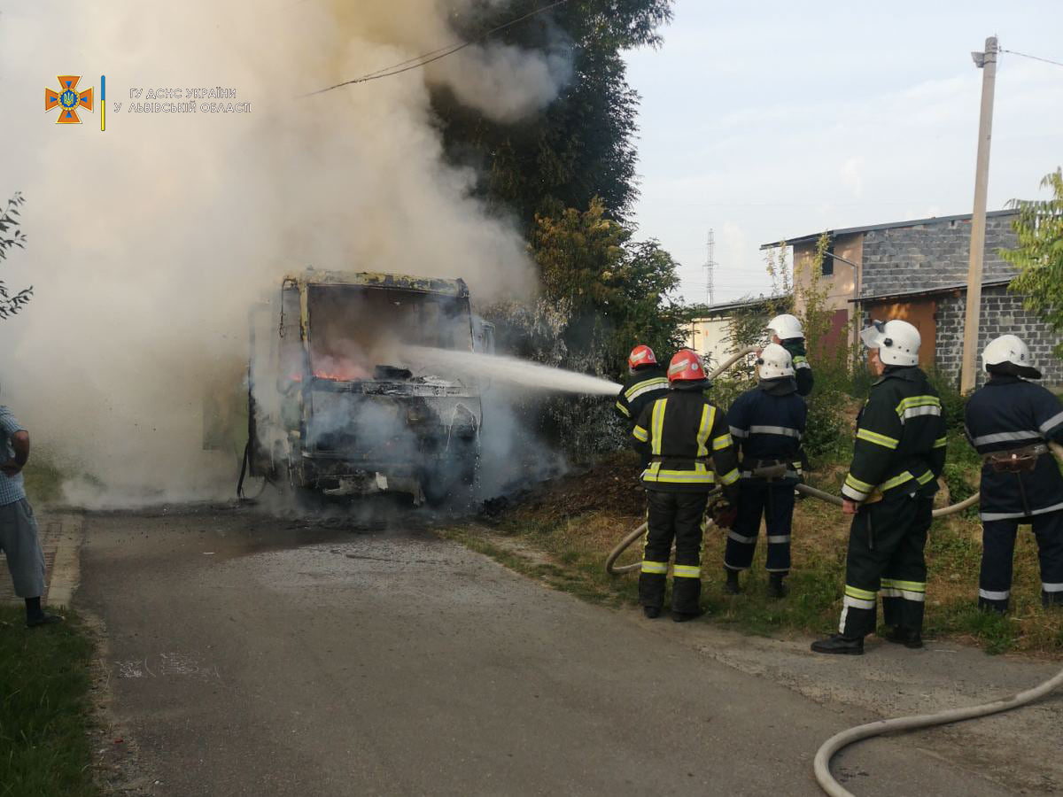 В Стрию до тла згорів рейсовий автобус. Фото: ГУ ДСНС