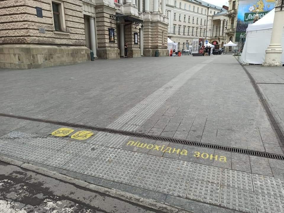 Фото дня: в центрі Львова заборонили їздити на електросамокатах та гіроскутерах фото 1