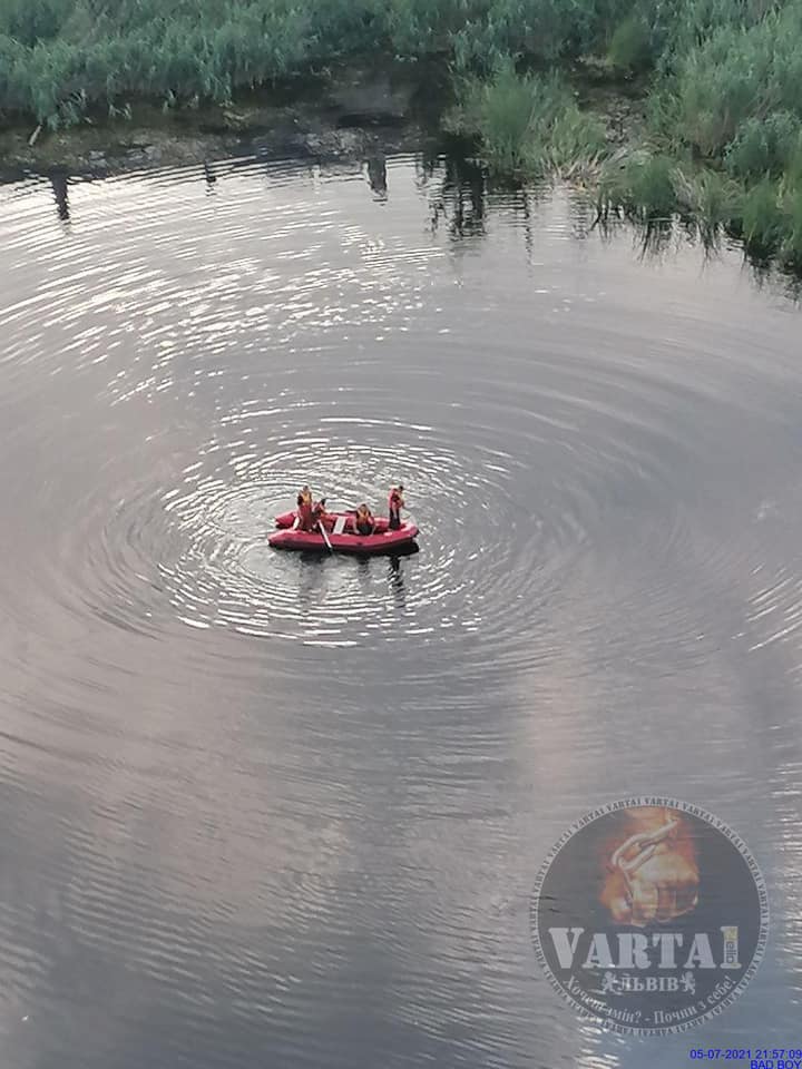 З озера біля ресторану у Львові дістали тіло 69-річного чоловіка. Фото: Варта1