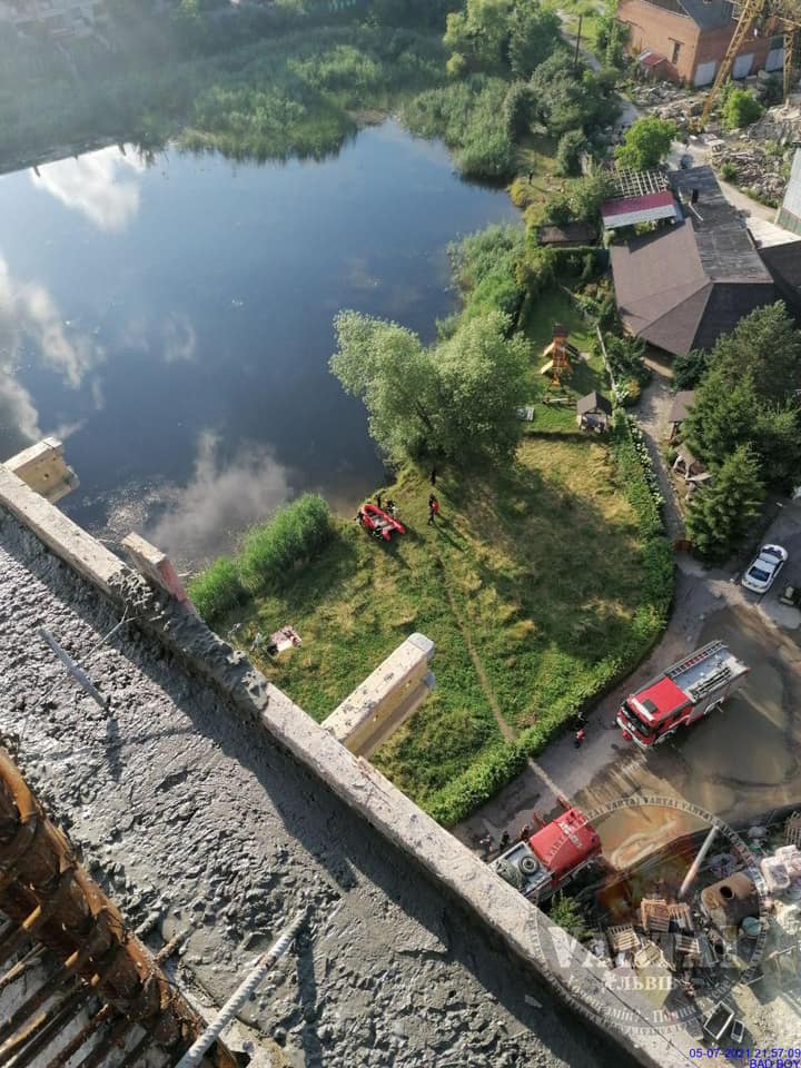 З озера біля ресторану у Львові дістали тіло 69-річного чоловіка. Фото: Варта1