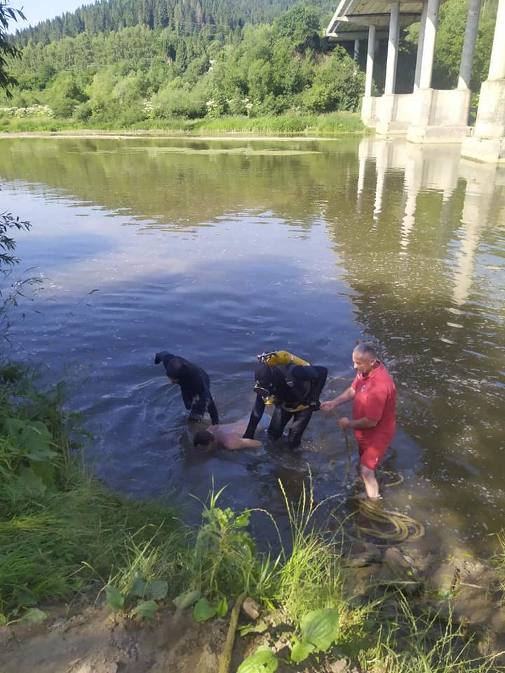 З річки Стрий витягли труп. Фото: Центральна рятувально-водолазна служба