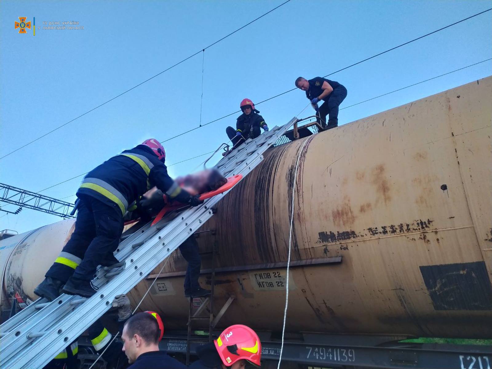 Як почувається львів’янка, яку вдарило струмом на станції Підзамче. Фото: ГУ ДСНС