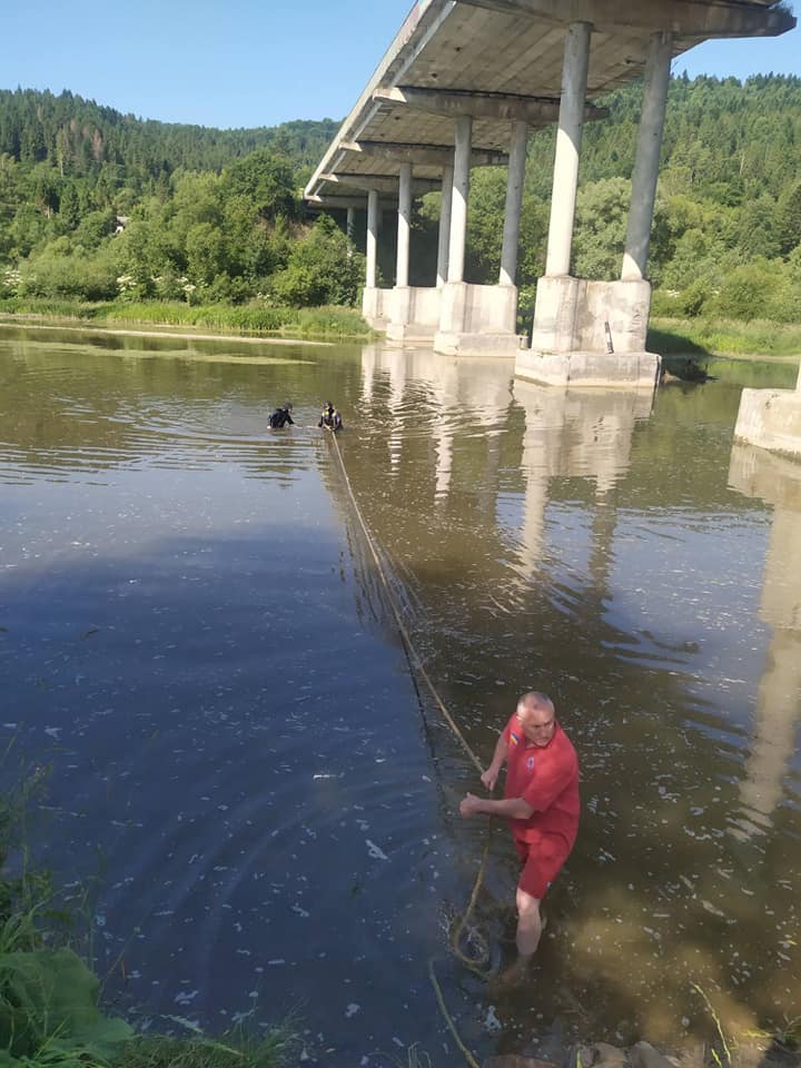 З річки Стрий витягли труп. Фото: Центральна рятувально-водолазна служба