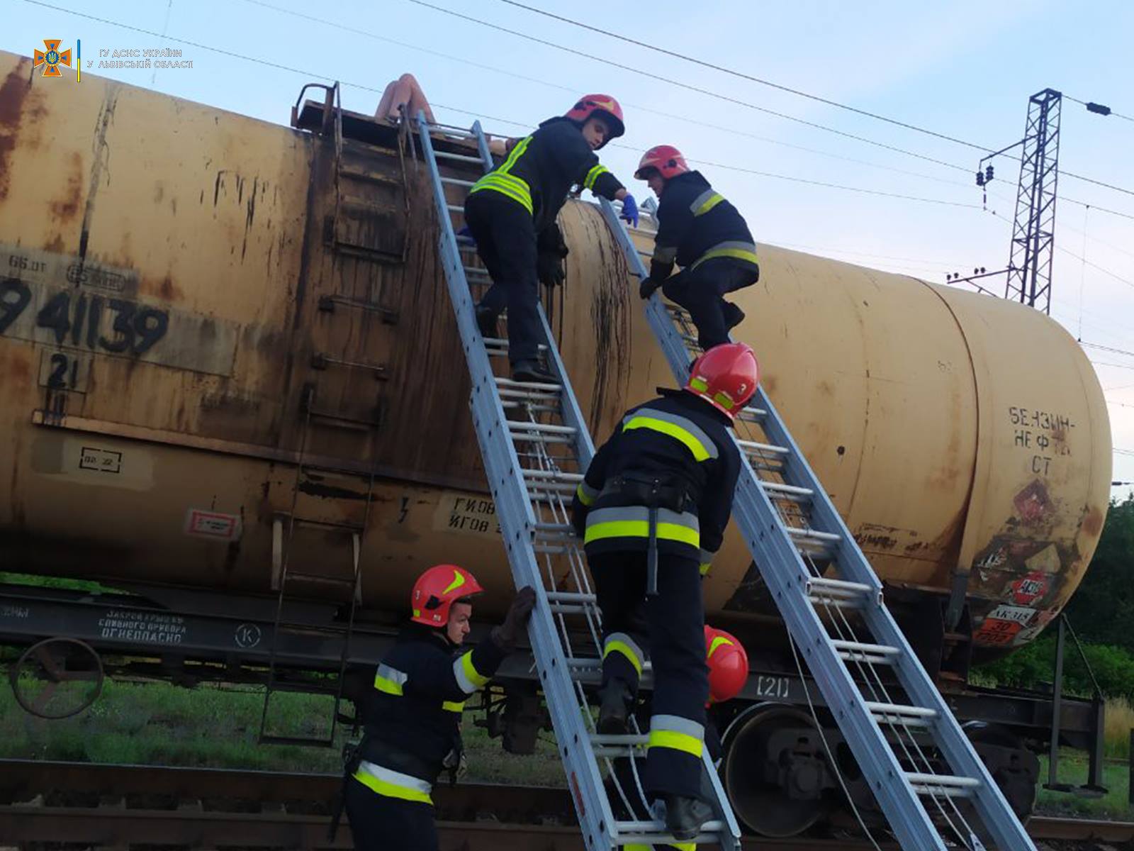 Як почувається львів’янка, яку вдарило струмом на станції Підзамче. Фото: ГУ ДСНС