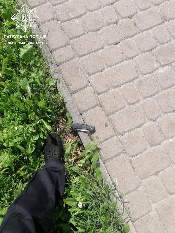 На Левандівці іноземець погрожував ножем стоматологам. Фото поліції