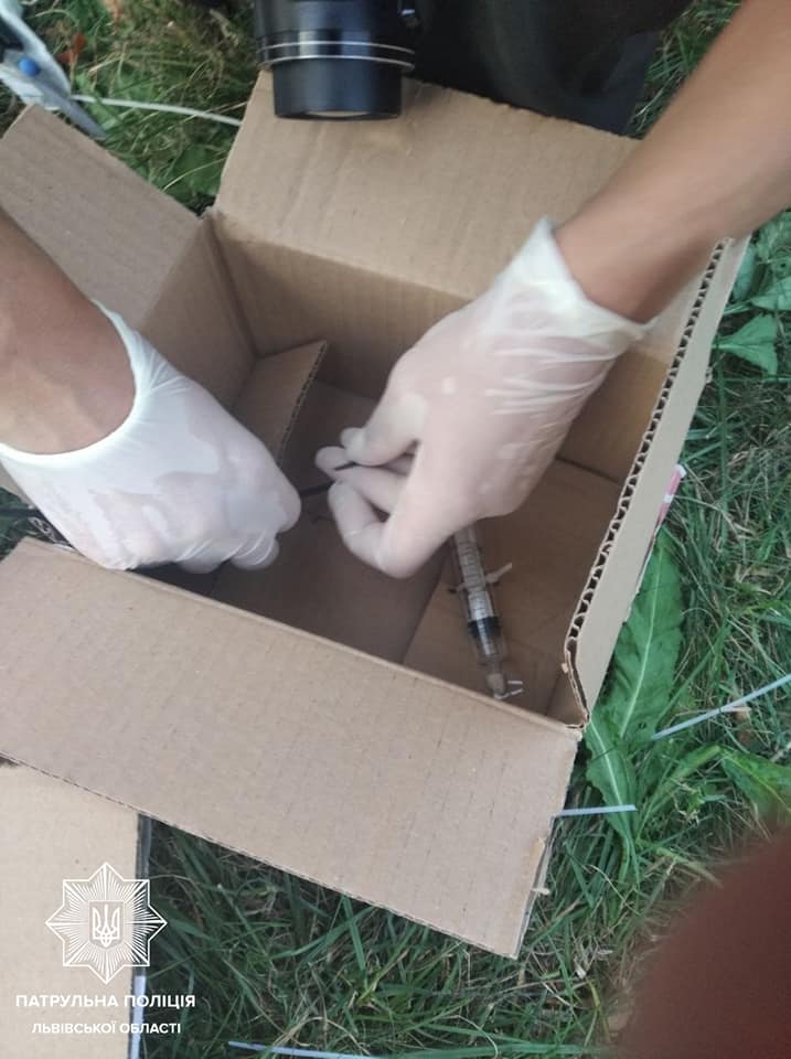 На Чорновола затримали озброєного чоловіка з наркотиками. Фото поліції