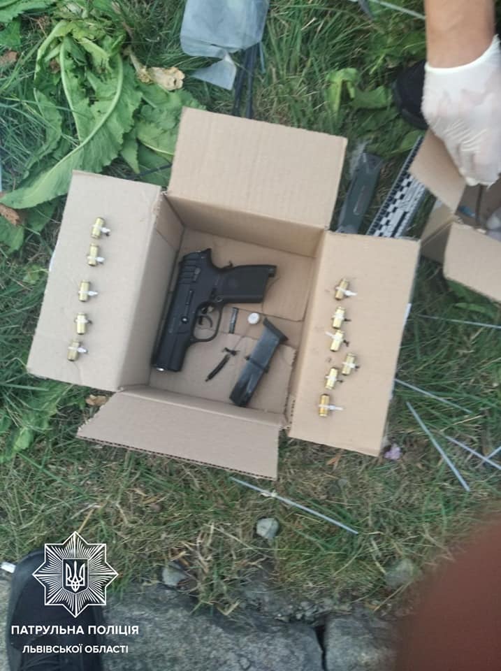 На Чорновола затримали озброєного чоловіка з наркотиками. Фото поліції