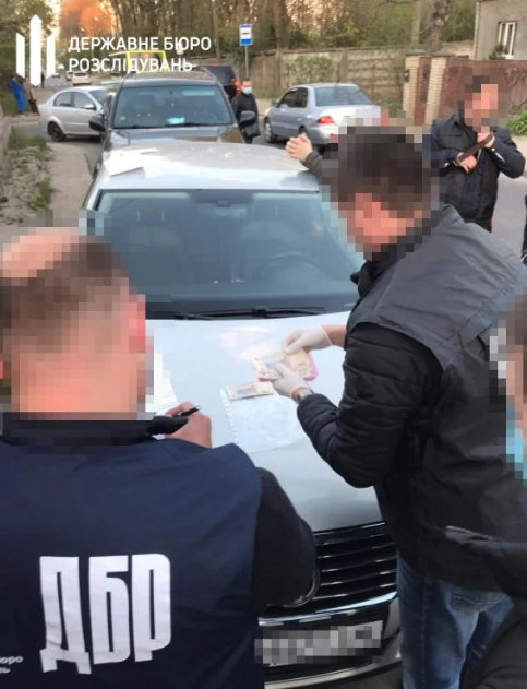 Львівського патрульного затримали за вимагання 12 тисяч хабара.
