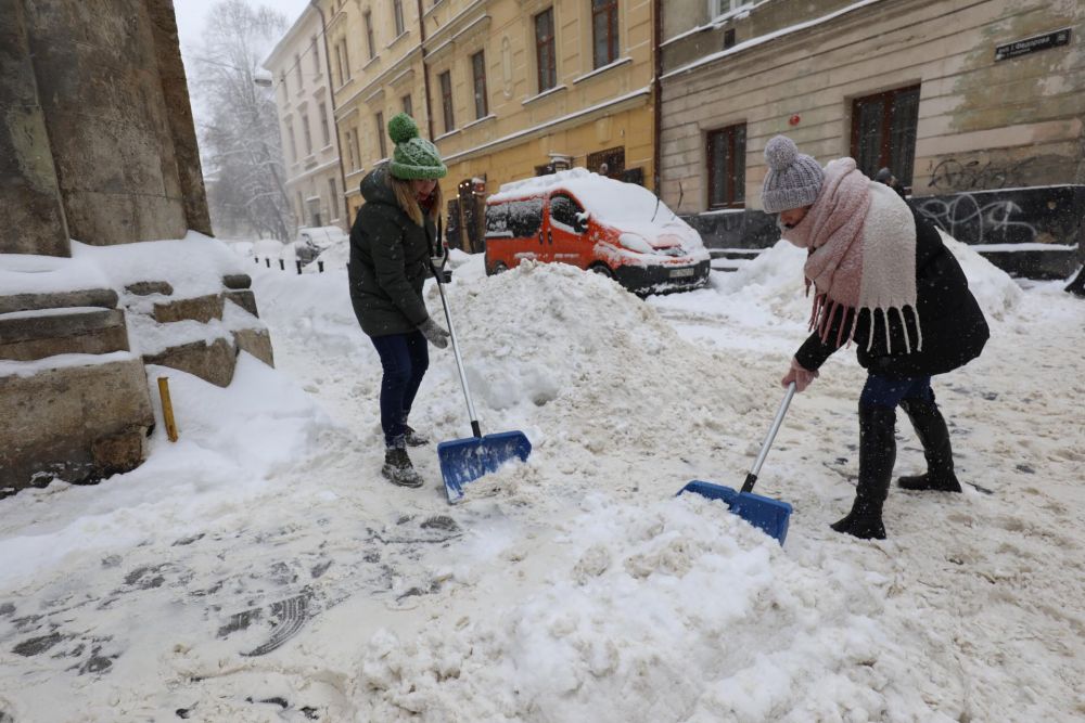 Як в центрі Львова борються зі сніговими заметами. Фото: Роман Балук