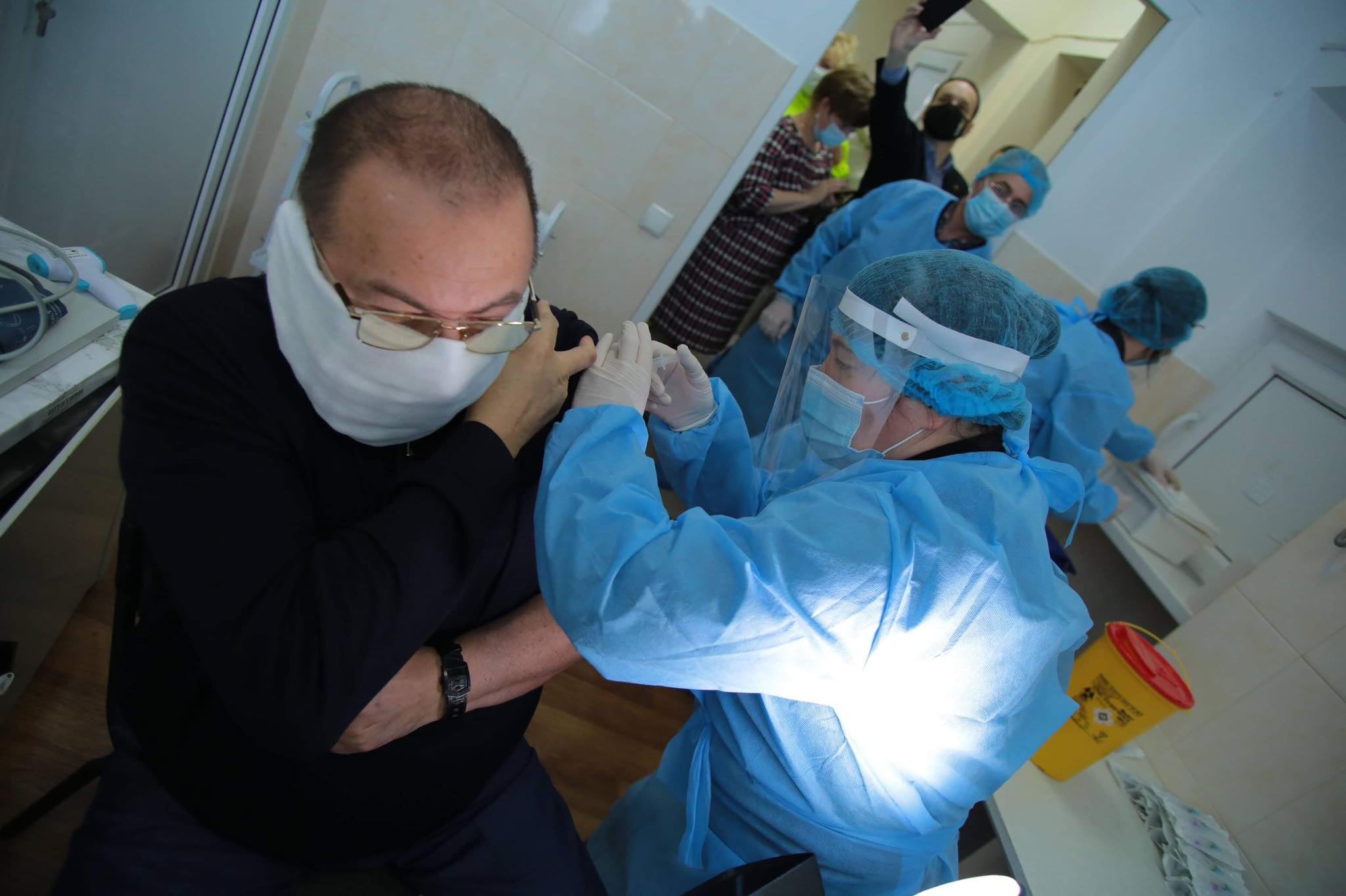 У Львові від коронавірусу вакцинували пів сотні медиків. Фото: Максим Козицький