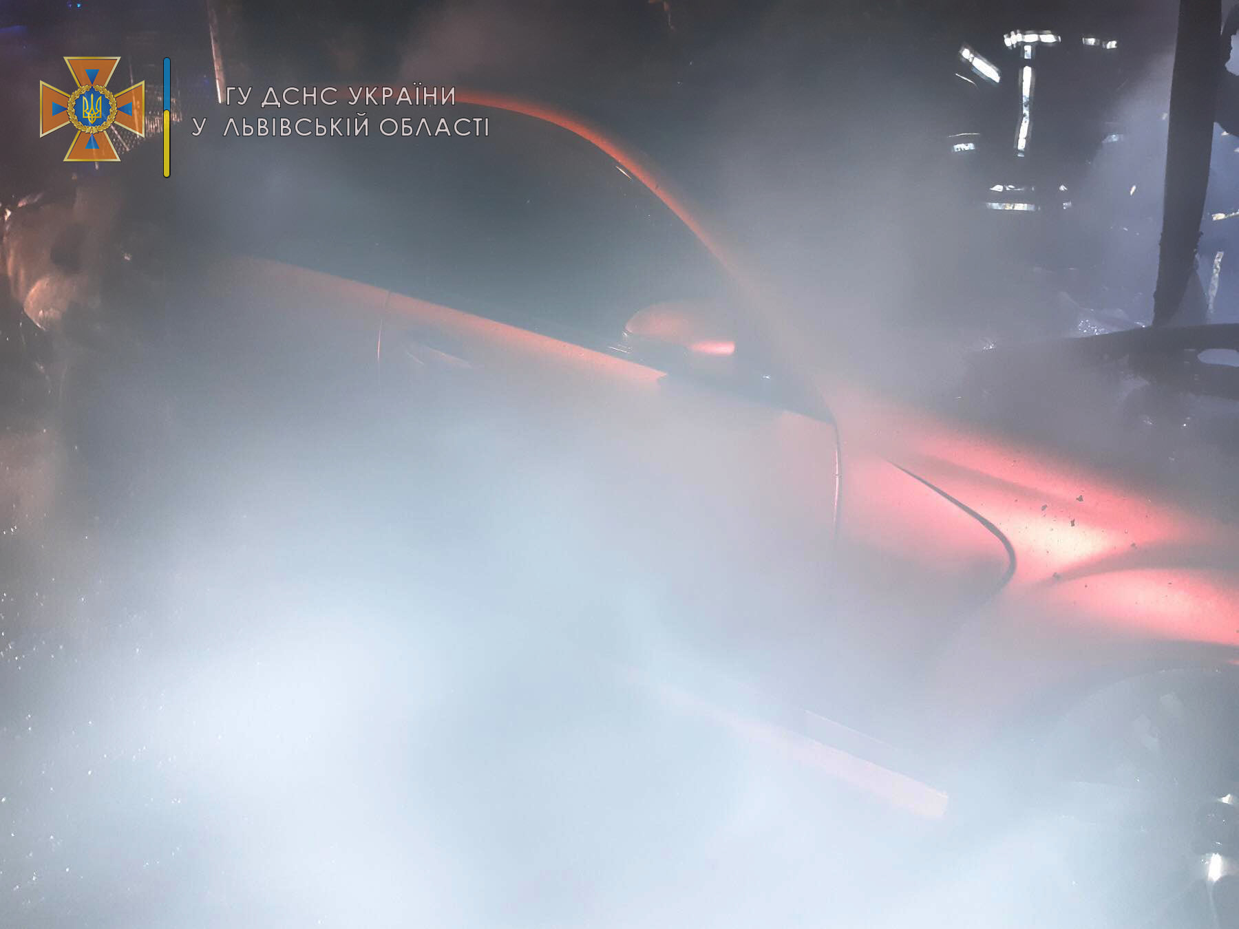 У Львові до тла згорів елітний автомобіль. Фото: ГУ ДСНС