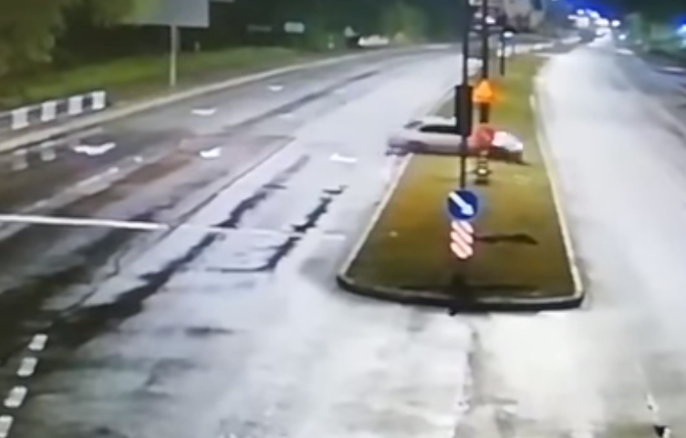 На Стрийській автомобіліст дрифтував по газоні. Скріншот з відео