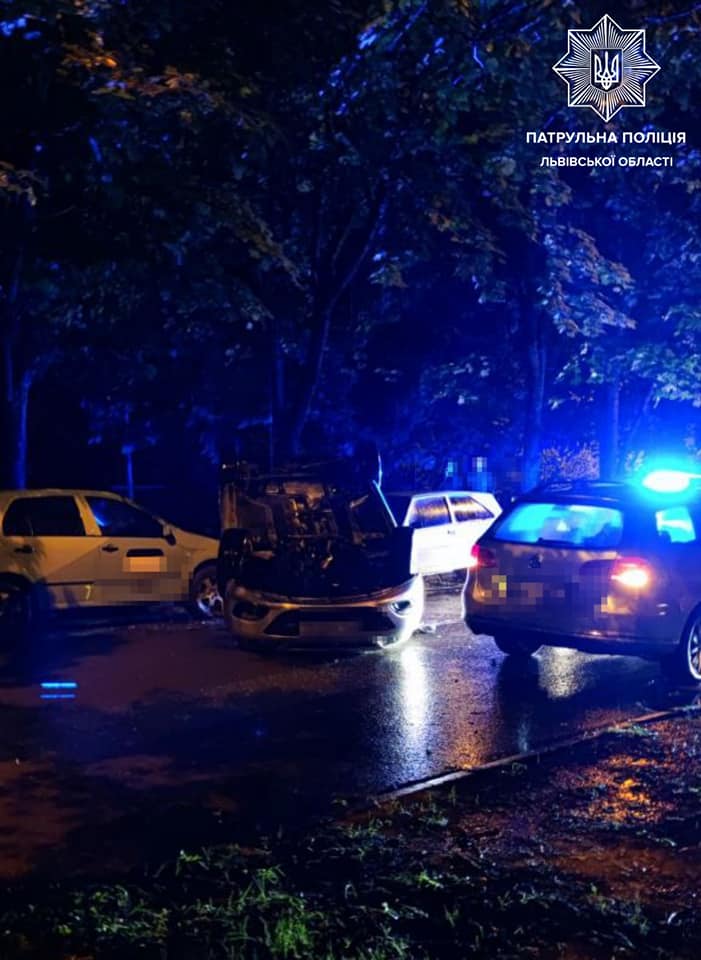 Серед дороги у Львові автомобіль перекинувся на дах. Фото поліції