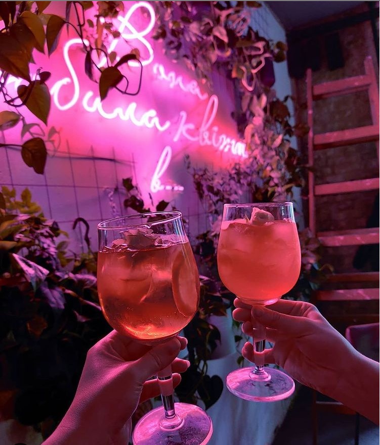 У центрі Львова відкрили незвичайний бар. Фото: Квіткова Мафія/Instagram