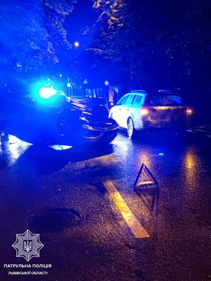 Серед дороги у Львові автомобіль перекинувся на дах. Фото поліції