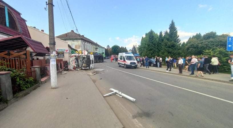 У Рудках фура влетіла в магазин. Фото: НТА