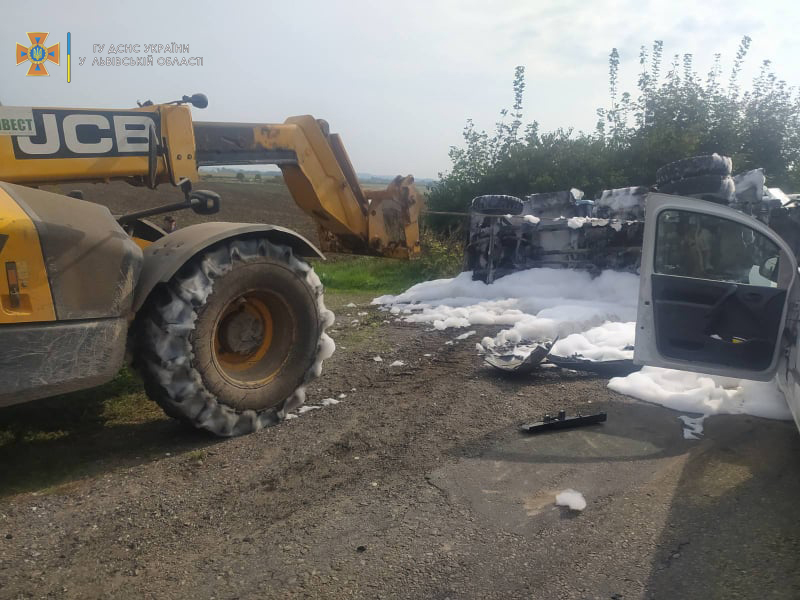 В автотрощі з бензовозом біля Жидачева травмувались двоє людей. Фото: ГУ ДСНС