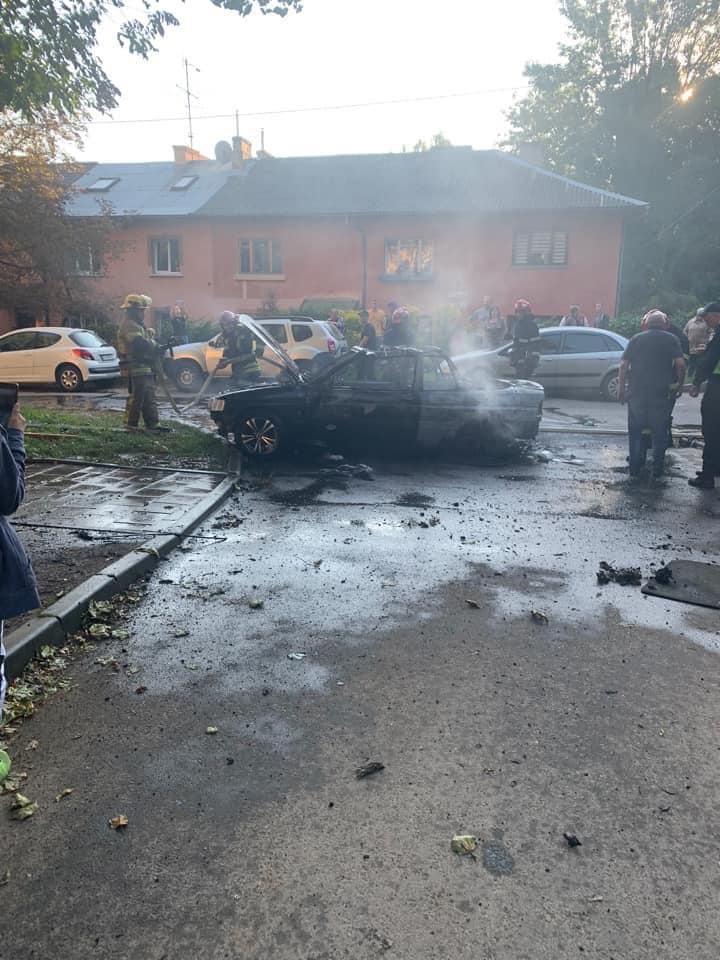 У Сихівському районі горів автомобіль. Фото: Ігор Зінкевич