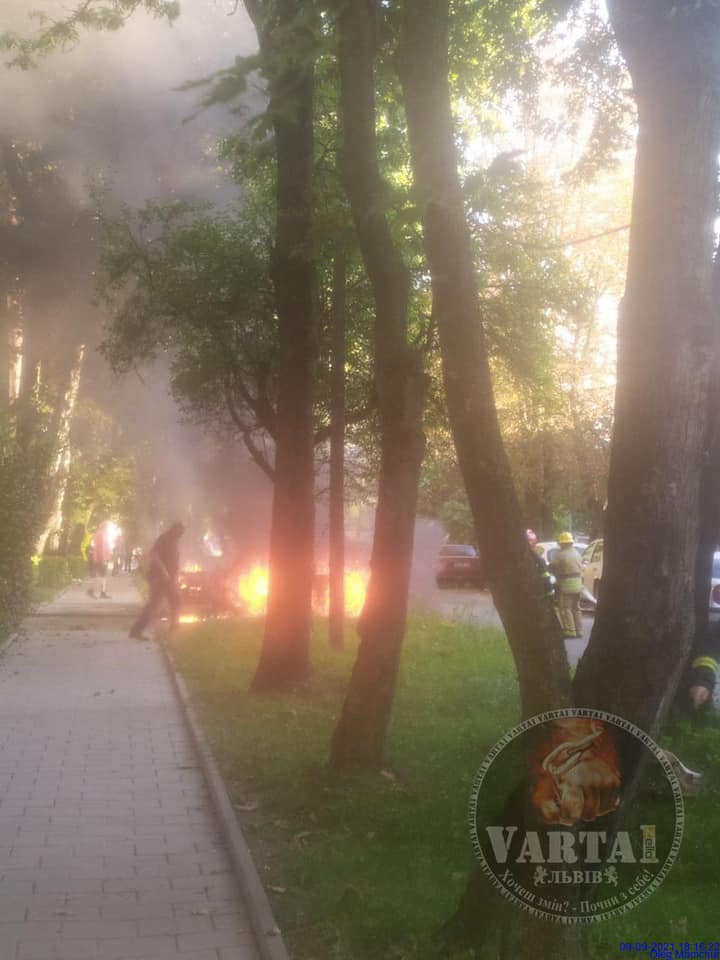 У Сихівському районі горів автомобіль. Фото: Ігор Зінкевич