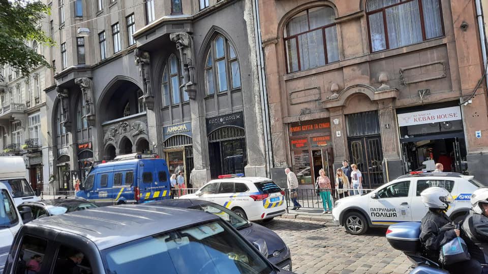 На площу Галицьку з&rsquo;їхалась поліція та журналісти. Фото: Yura Dobush
