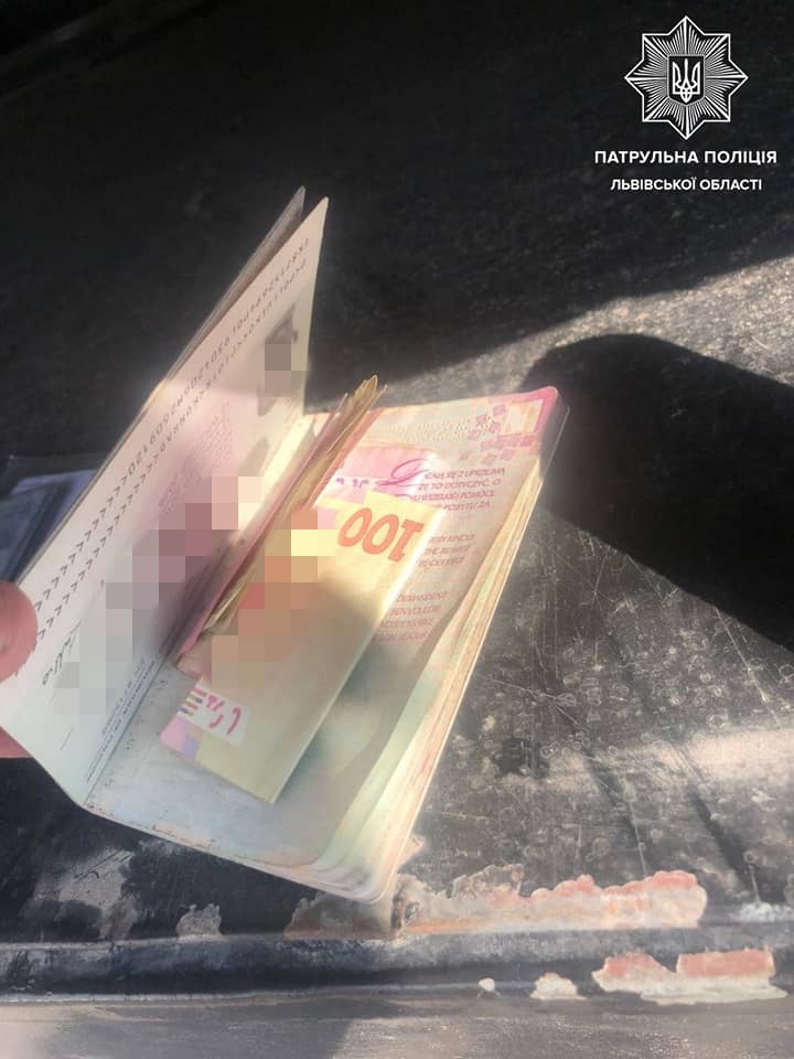 Далекобійник намагався відкупитись від львівських копів. Фото поліції