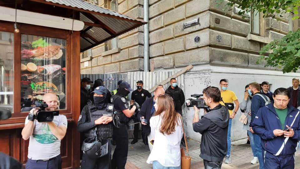 На площу Галицьку з&rsquo;їхалась поліція та журналісти. Фото: Yura Dobush