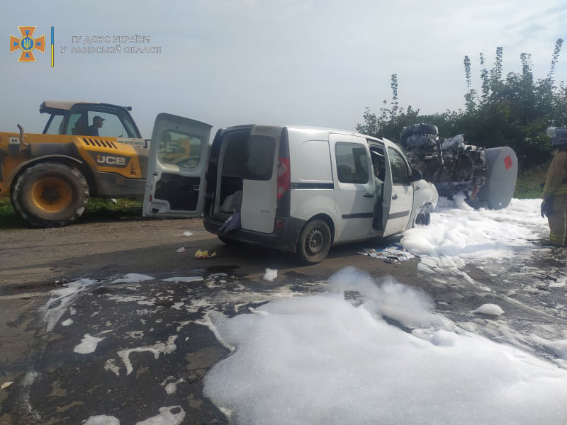 В автотрощі з бензовозом біля Жидачева травмувались двоє людей. Фото: ГУ ДСНС