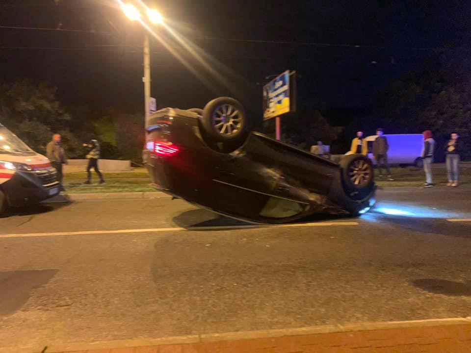 На Княгині Ольги автомобіль перекинувся на дах. Фото: Ігор Зінкевич