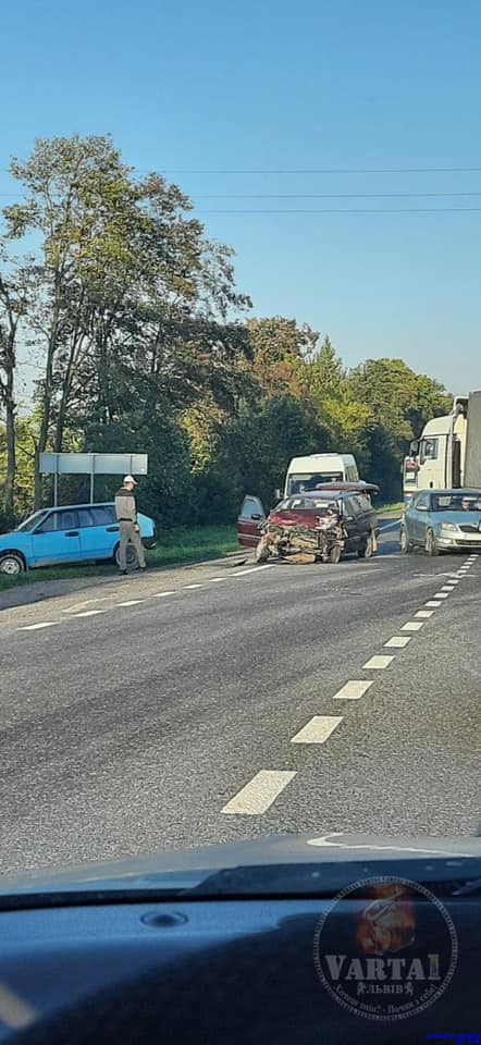 У Пустомитівському районі перекинувся автобус із пасажирами. Фото: Ігор Зінкевич