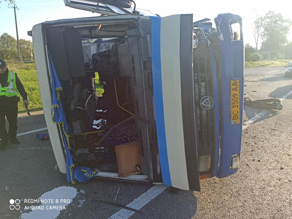 У Пустомитівському районі перекинувся автобус із пасажирами. Фото: Ігор Зінкевич