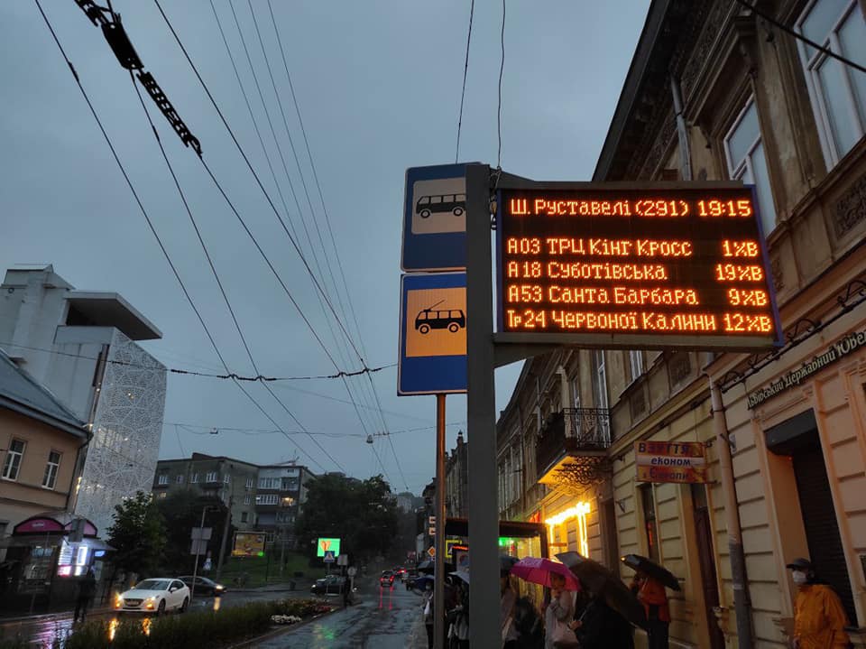Електронні табло у Львові почали показувати час приїзду автобусів. Фото: Зручне місто