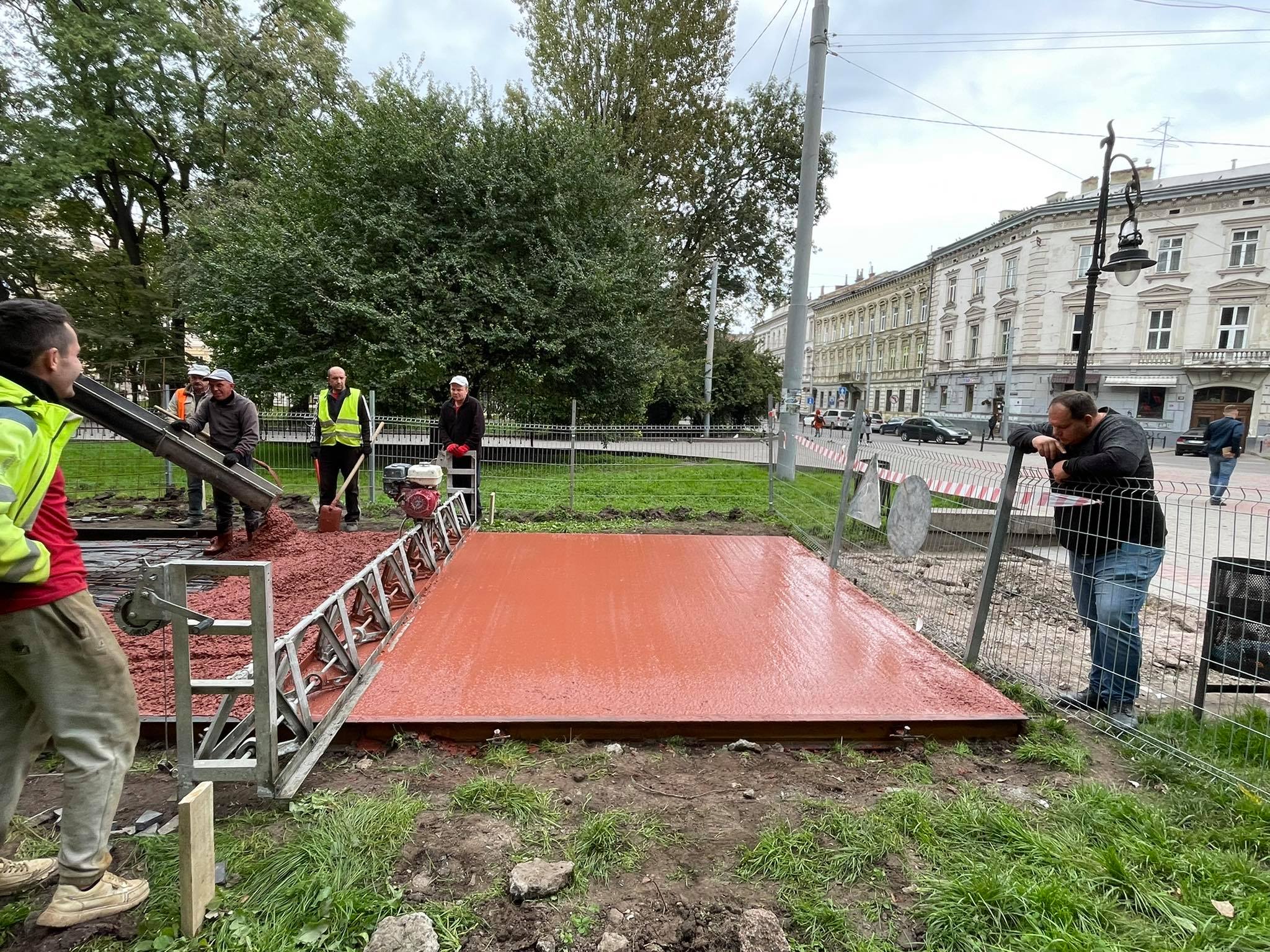 У львівському парку облаштовують унікальну доріжку. Фото: Оксана Луцко