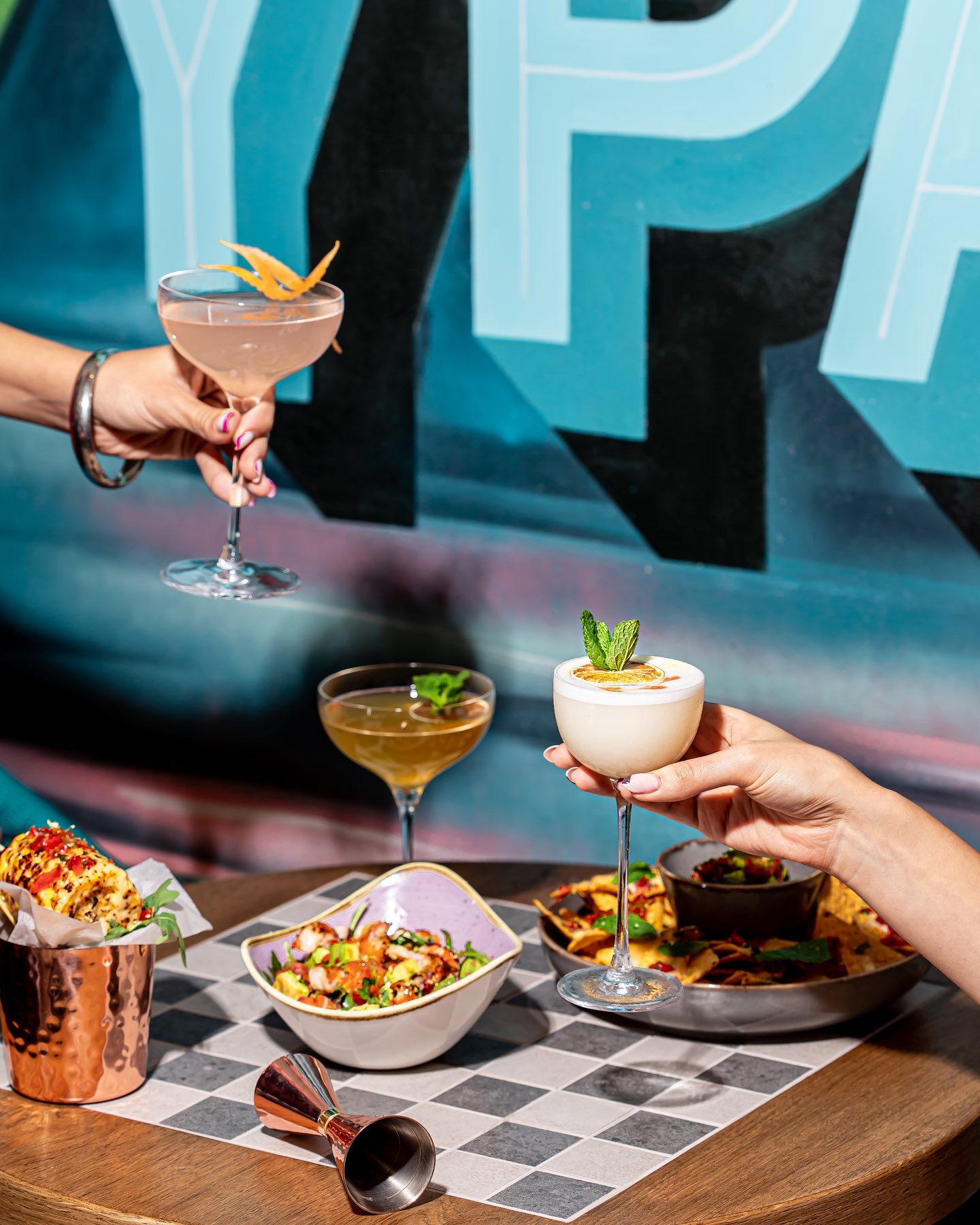 В центрі Львова відкрили перший кубинський бар. Фото: facebook.com/dosalmaslviv/