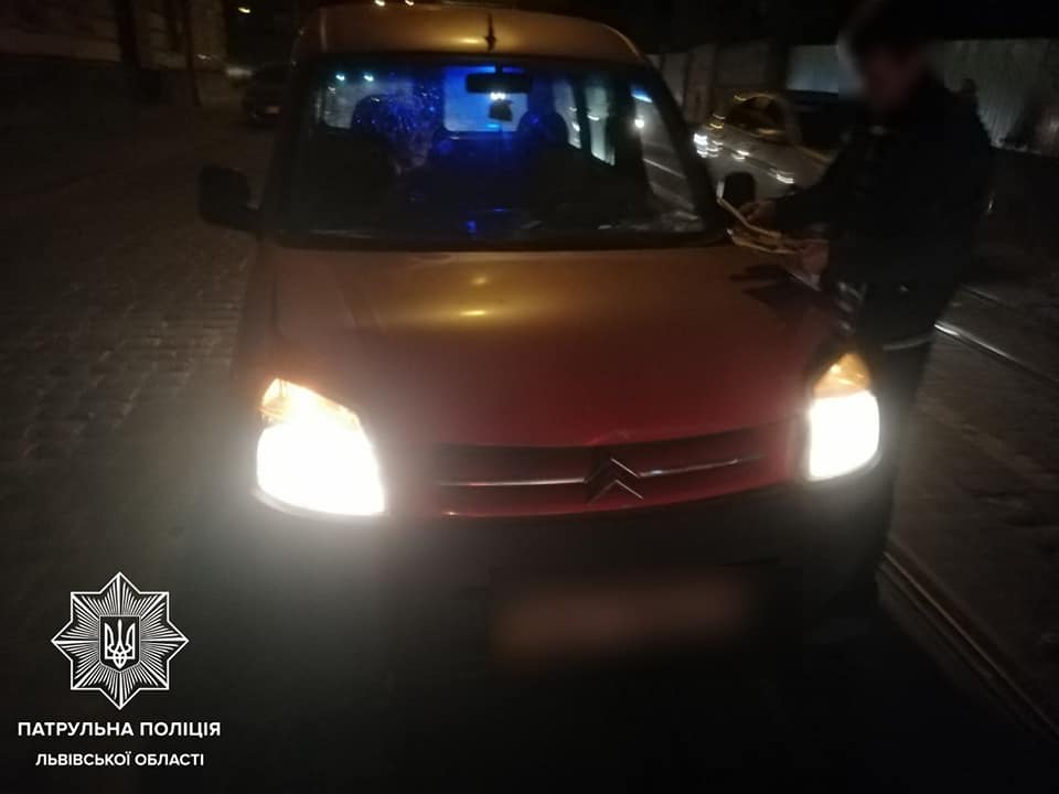 П&rsquo;яний львів&rsquo;янин за кермом автомобіля потрапив у ДТП. Фото поліції