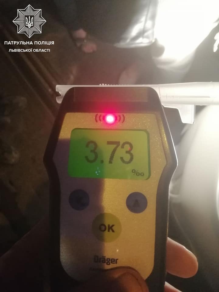 П&rsquo;яний львів&rsquo;янин за кермом автомобіля потрапив у ДТП. Фото поліції