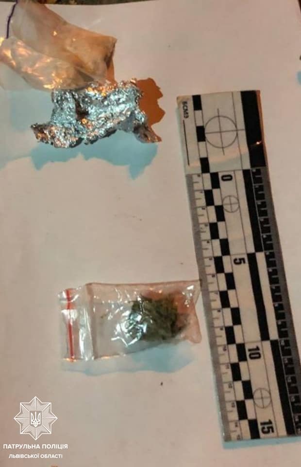 У Львові водій намагався викинути згорток з наркотиками перед копами. Фото поліції