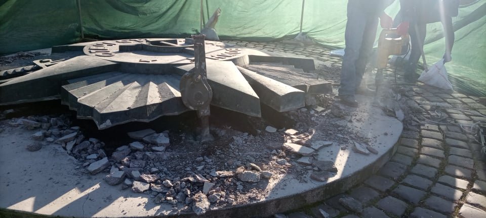 Радянську зірку з Марсового поля демонтували. Фото: Антон Петрівський