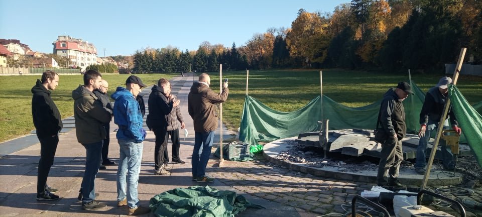Радянську зірку з Марсового поля демонтували. Фото: Антон Петрівський