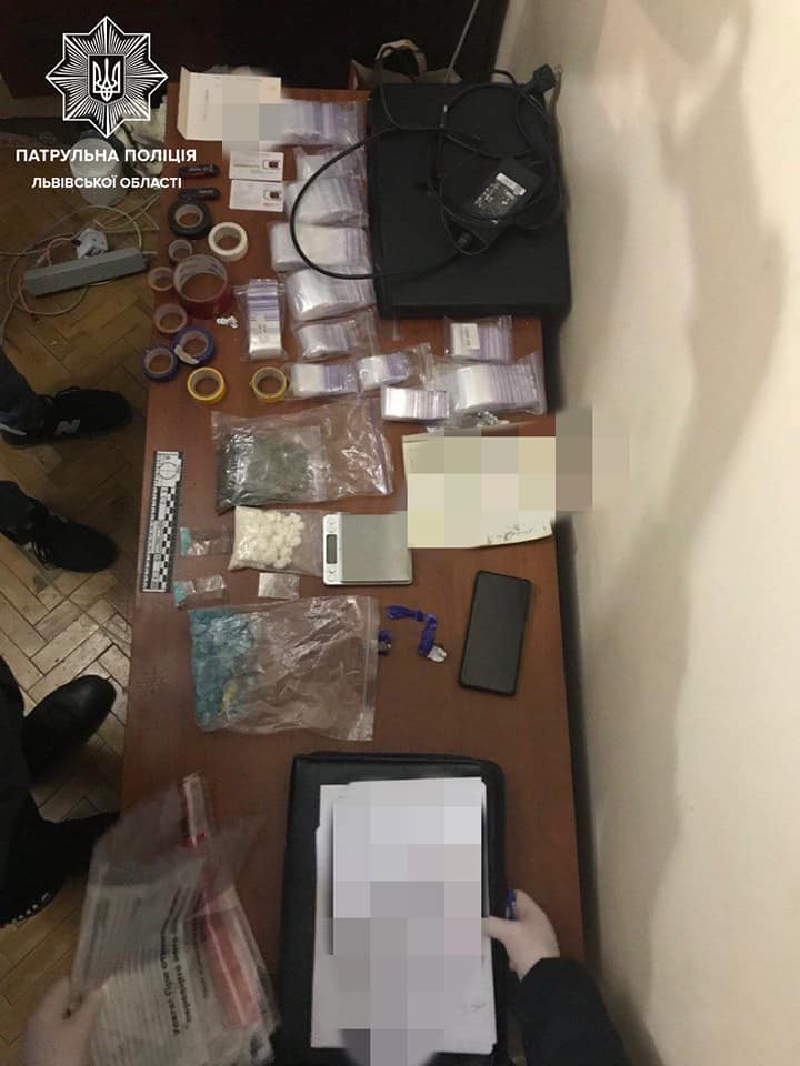 Біля дитячої лікарні у Львові затримали закладчика наркотиків. Фото: facebook.com/lvivpolice