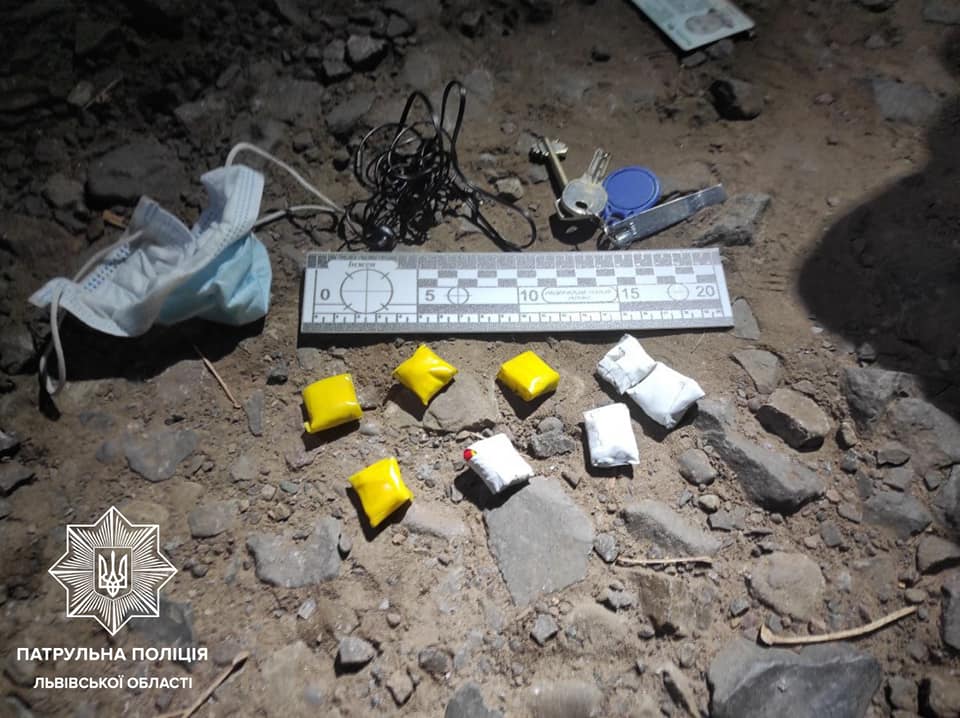 Біля дитячої лікарні у Львові затримали закладчика наркотиків. Фото: facebook.com/lvivpolice