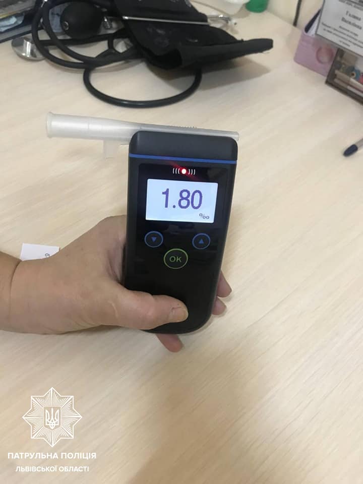 У Львові п’яний водій потрощив два припаркованих авто. Фото: facebook.com/lvivpolice