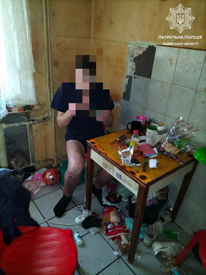Серед ночі у Львові підібрали п'яну жінку з дитиною. Фото: facebook.com/lvivpolice