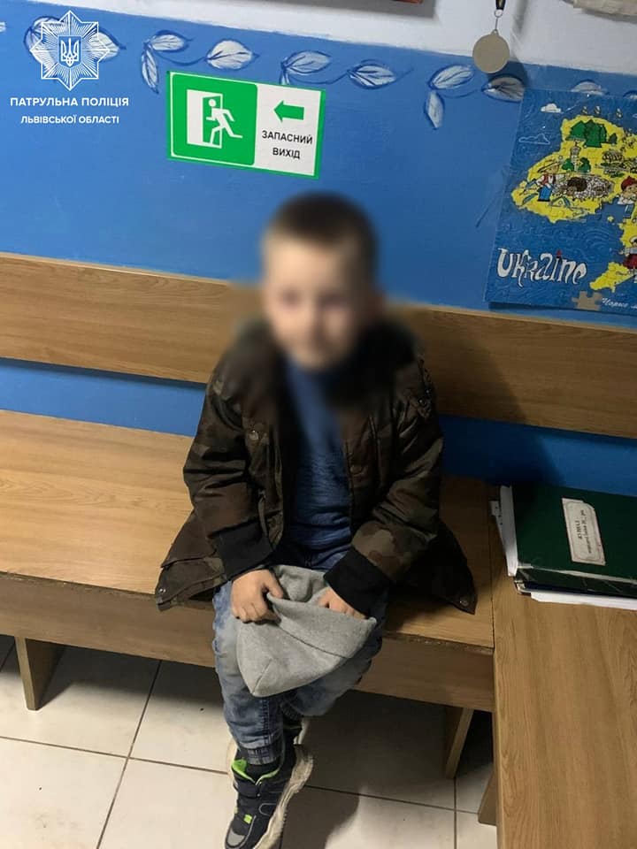 Серед ночі у Львові підібрали п'яну жінку з дитиною. Фото: facebook.com/lvivpolice
