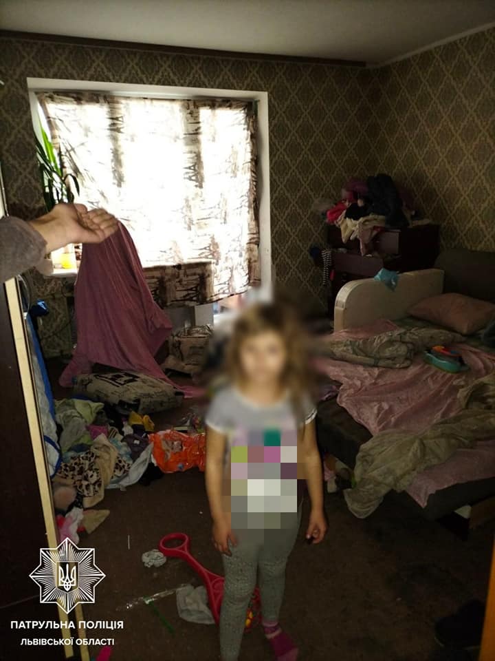 Серед ночі у Львові підібрали п'яну жінку з дитиною. Фото: facebook.com/lvivpolice