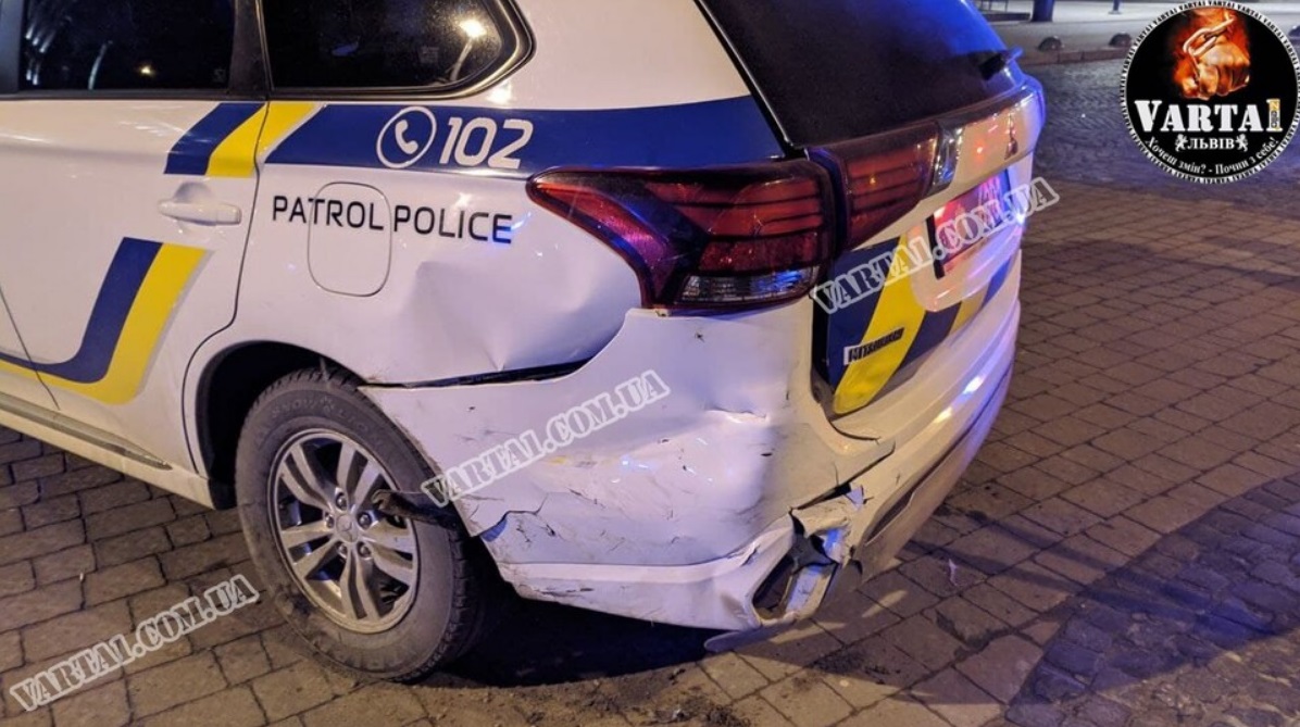 В центрі Львова п&rsquo;яний водій на спорткарі протаранив авто поліції (фото)