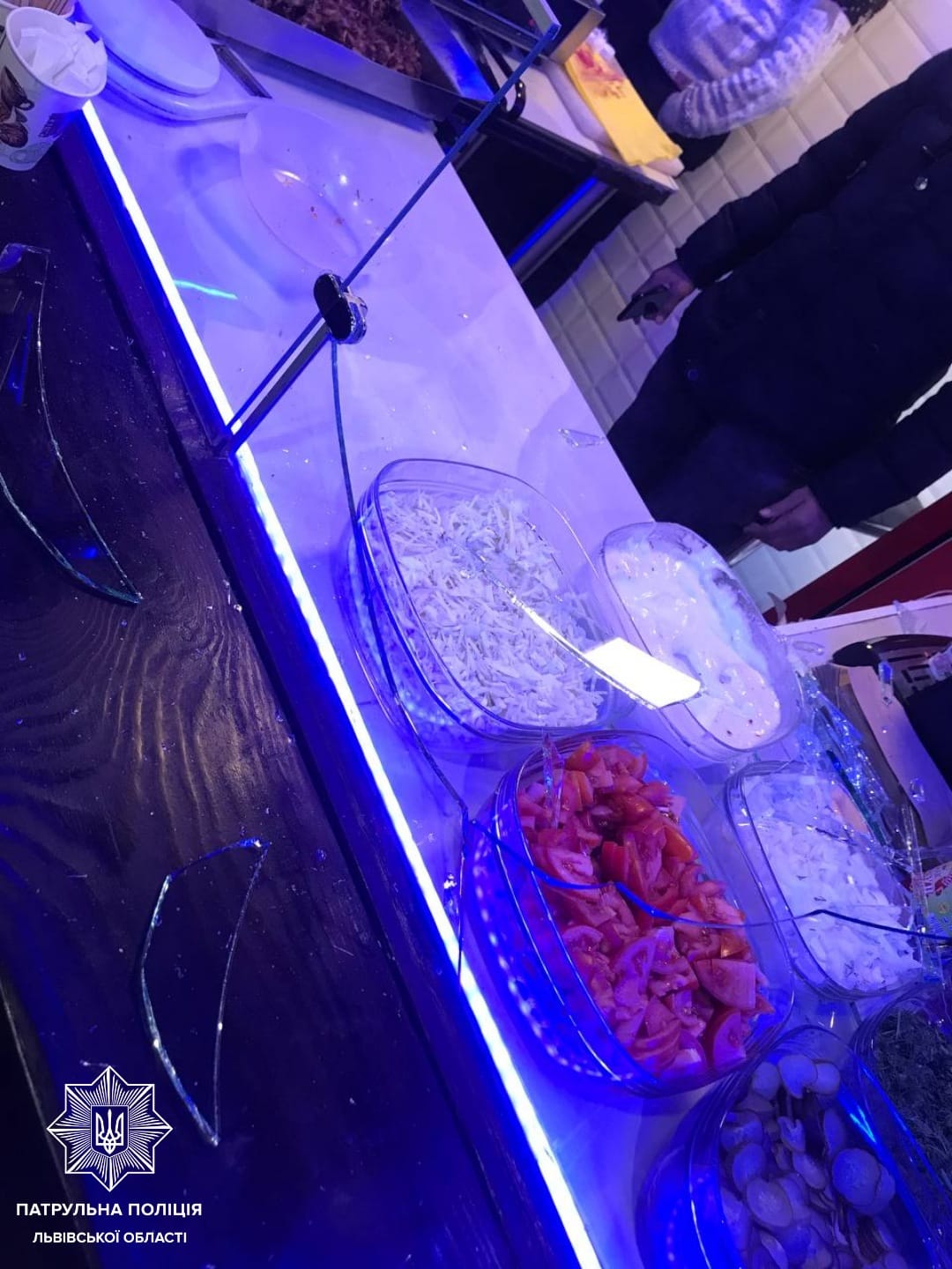 На проспекті Свободи львів’янин розбив вітрину МАФу та кинувся з ножем на продавця