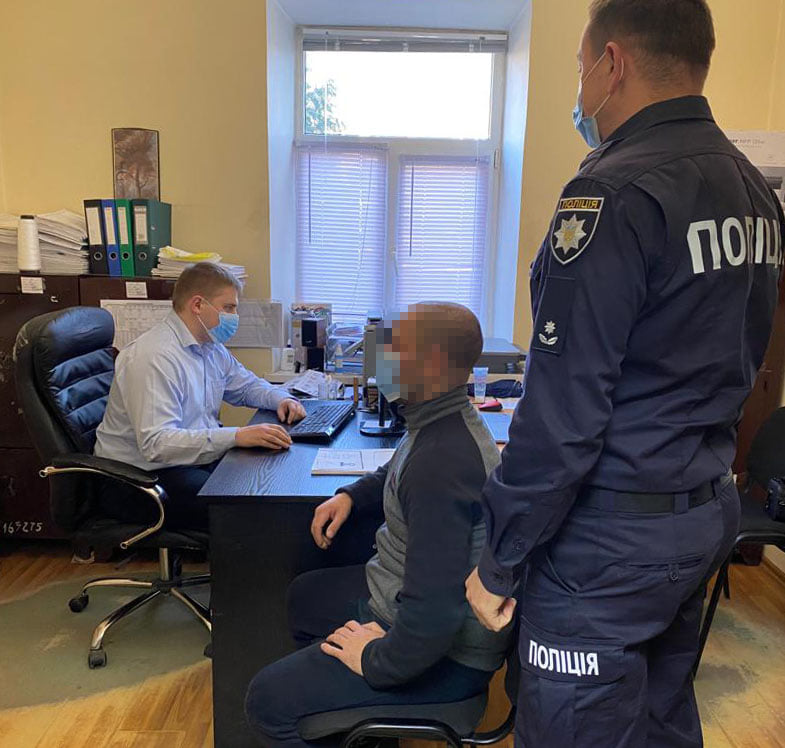 У під'їзді одного з будинків на Левандівці «підрізали» 32-річного львів'янина