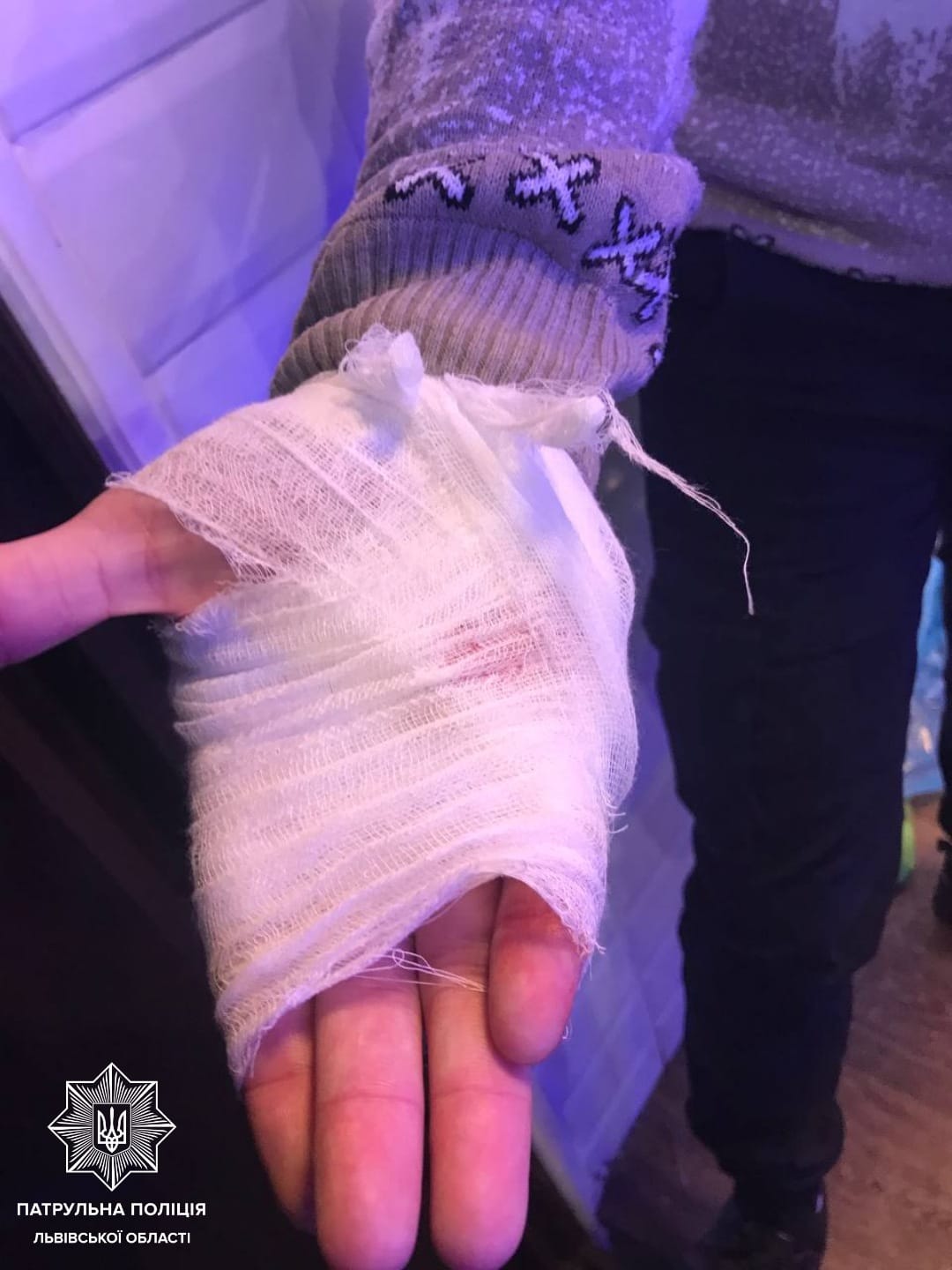 На проспекті Свободи львів’янин розбив вітрину МАФу та кинувся з ножем на продавця